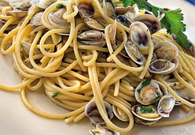 spaghetti-alle-vongole-al-ristorante-di-pesce-di-riccione-da-lele